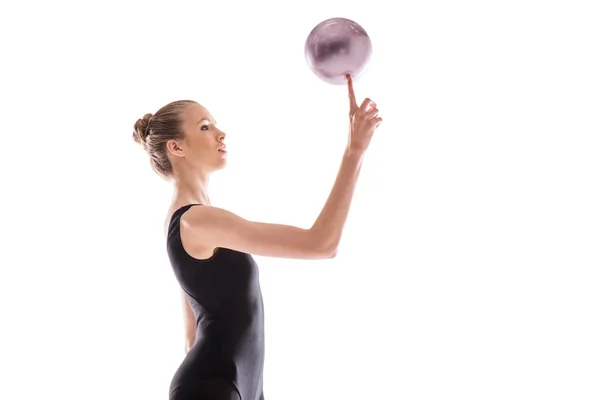 Ритмичная гимнастка с мячом — стоковое фото