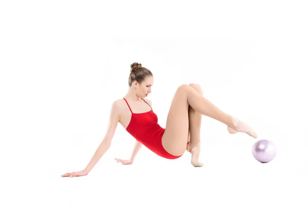 Гимнастка, упражняющаяся с мячом — стоковое фото