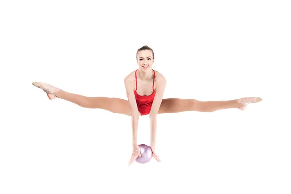 Жінка ритмічна гімнастка стрибає з м'ячем — стокове фото