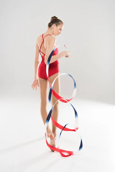 Mulher ginasta rítmica posando com corda — Fotografia de Stock