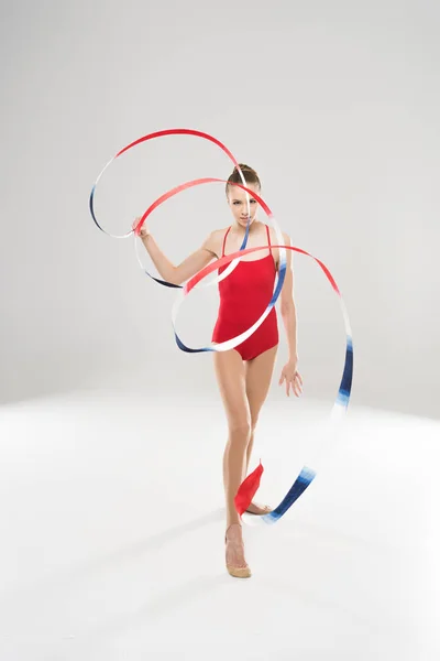 Женщина ритмичная гимнастка идущая с веревкой — стоковое фото