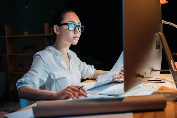 Femme d'affaires travaillant tard dans le bureau — Photo