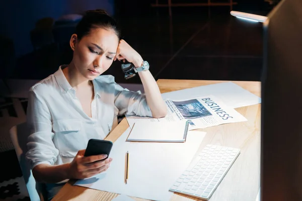 Femme d'affaires travaillant tard dans le bureau — Photo