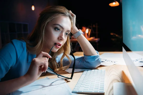 Tired businesswoman in office — Stock Photo, Image