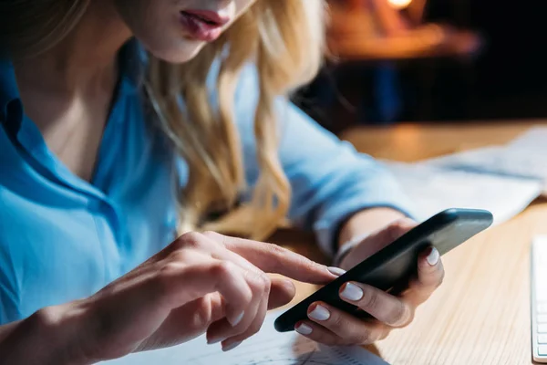 Zakenvrouw met smartphone — Stockfoto