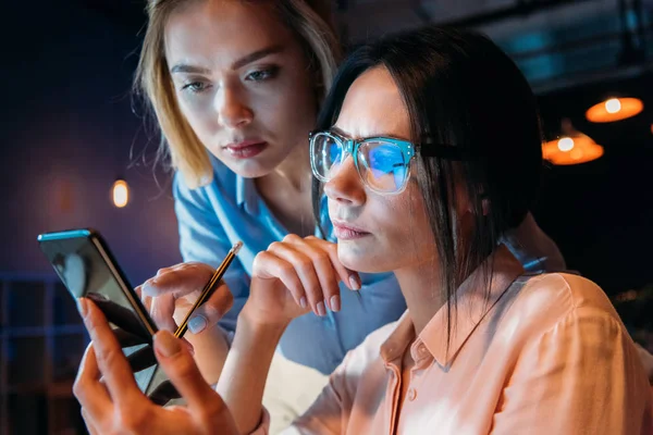 Zakenvrouw met smartphone — Stockfoto