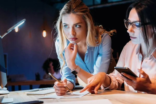 Affärskvinnor diskuterar affärsidé — Stockfoto