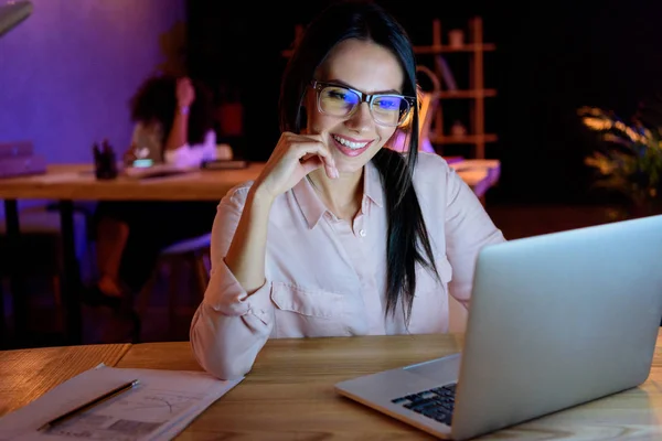 Uśmiecha się kobieta interesu w okulary praca na laptopie — Zdjęcie stockowe