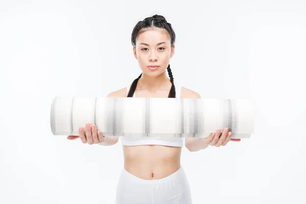 Asiatische Mädchen mit Yogamatte — kostenloses Stockfoto