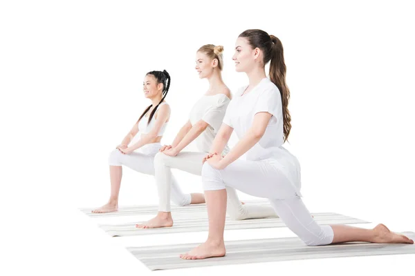 Unga kvinnor som utövar yoga — Stockfoto