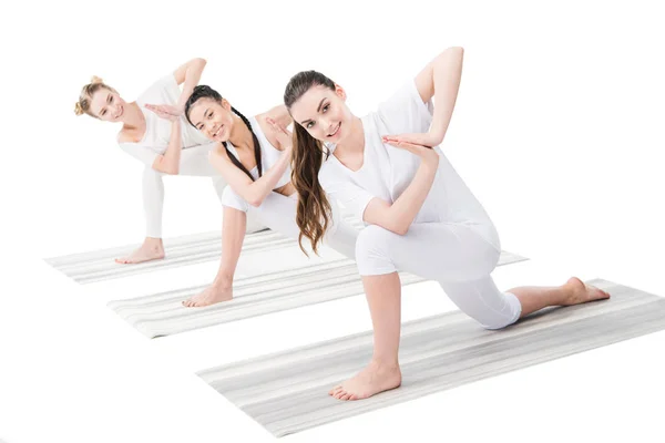 Unga kvinnor som utövar yoga — Stockfoto