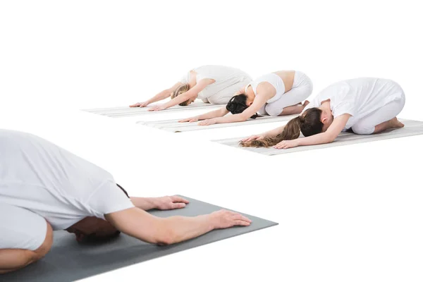 Mujeres practicando yoga con entrenador —  Fotos de Stock