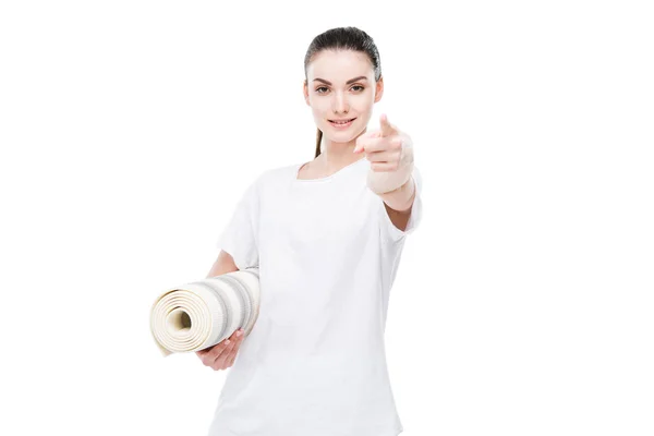 Frau hält Yogamatte in der Hand — kostenloses Stockfoto