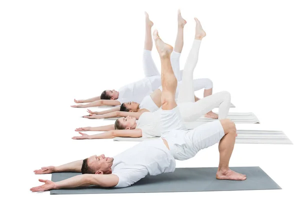 Vrouwen beoefenen van yoga met trainer — Stockfoto
