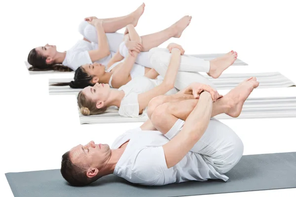 Kvinnor som utövar yoga med tränare — Stockfoto