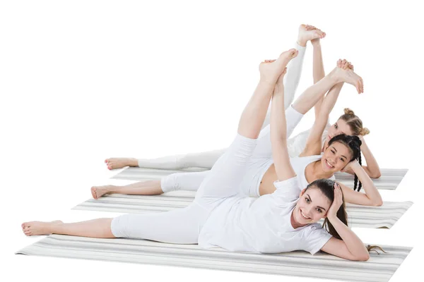 Жінки тягнуться на йога килимки — стокове фото
