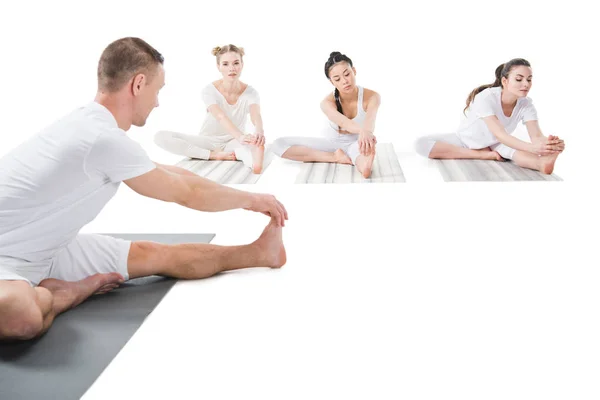 Donne che praticano yoga con allenatore — Foto Stock