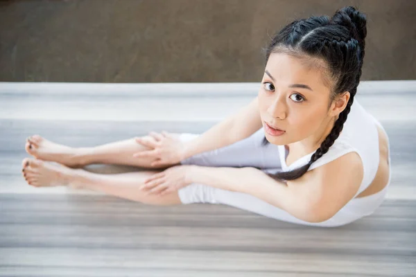 Asiatische Mädchen Blick auf Kamera während sitzen — Stockfoto