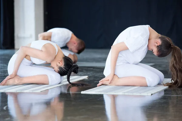 Ženy dělají děti představují Balasana — Stock fotografie