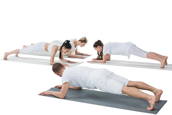 Mujeres haciendo pose de tablón con instructor — Foto de Stock