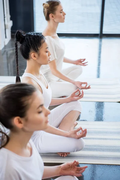 Le donne che meditano in Lotus Pose — Foto Stock