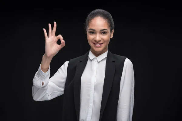 Geschäftsfrau gestikuliert mit Ok-Zeichen — kostenloses Stockfoto