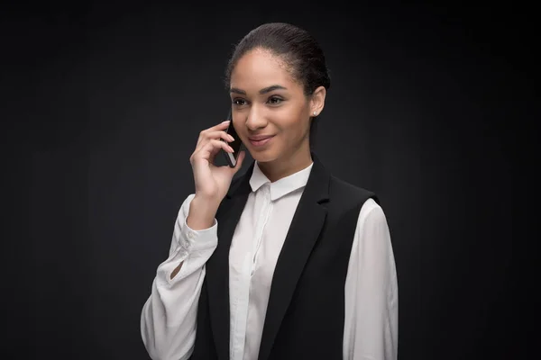 Mujer de negocios hablando en smartphone — Foto de Stock