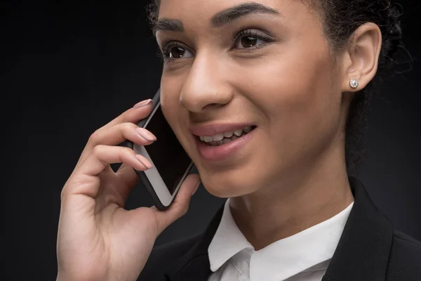 Mujer de negocios hablando en smartphone — Foto de stock gratis