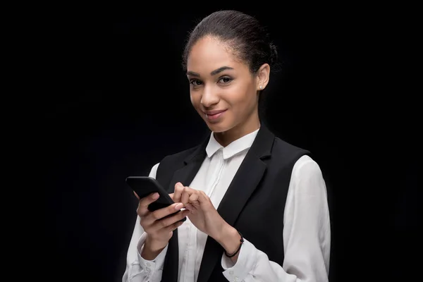 Businesswoman pomocí smartphonu — Stock fotografie zdarma