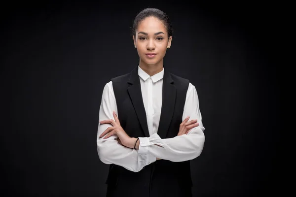 Femme d'affaires confiante debout avec les bras croisés — Photo