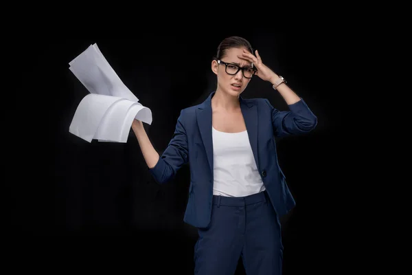 Femme d'affaires travaillant avec des documents — Photo