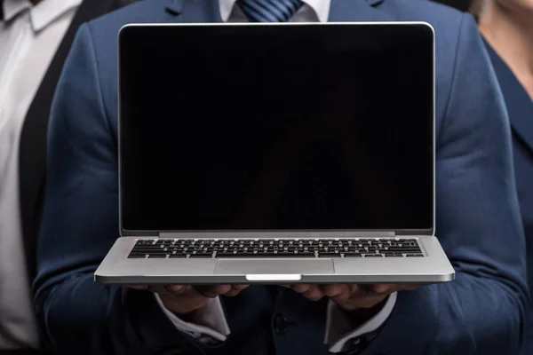 Laptop z czarnym ekranem w ręce — Zdjęcie stockowe