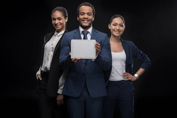 Colegas de negócios com tablet digital — Fotografia de Stock