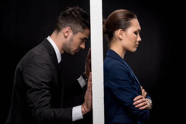 Couple separated by wall — Stock Photo, Image