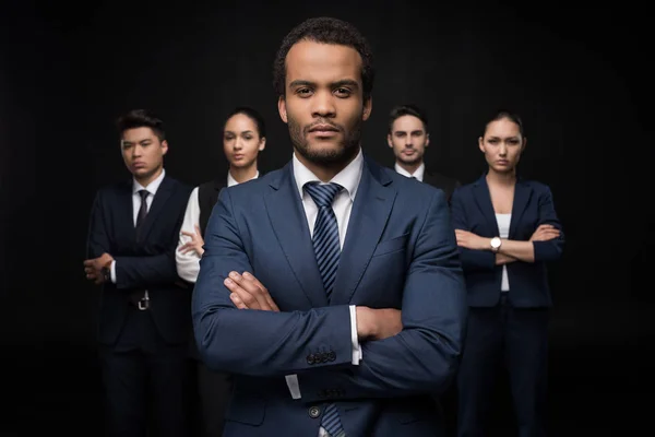 Un hombre de negocios seguro con sus colegas — Foto de Stock