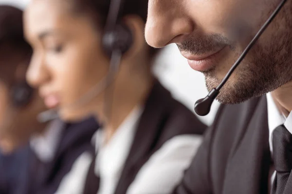 Call center exploitanten in hoofdtelefoons — Stockfoto