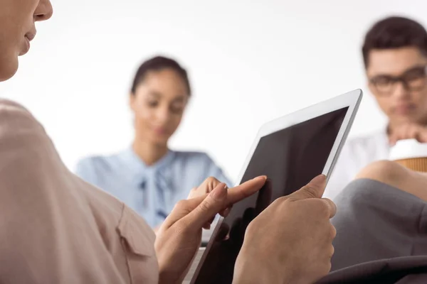 Mulher de negócios usando tablet digital — Fotografia de Stock