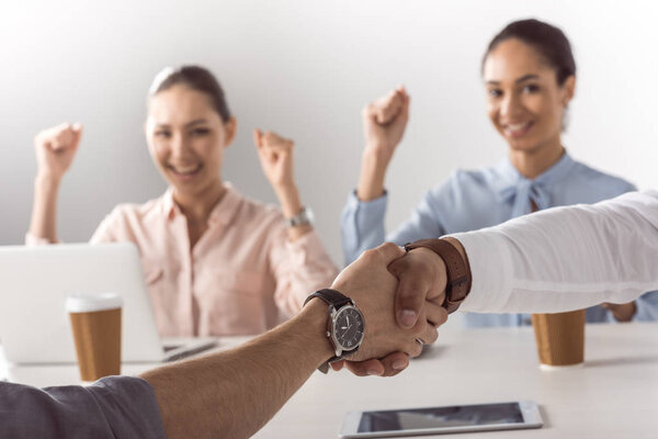Compañeros de negocios estrechando manos — Foto de Stock