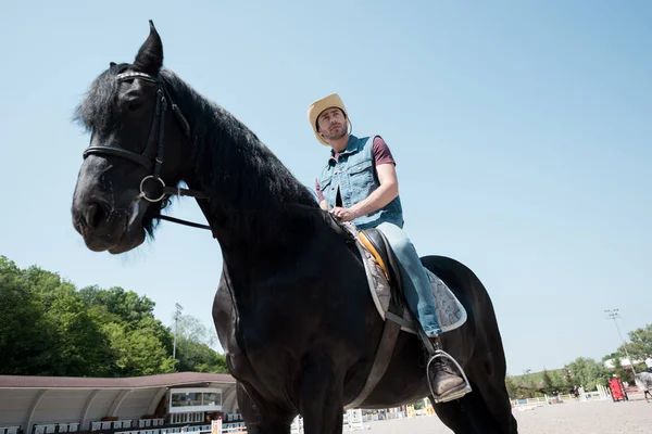Homem equitação cavalo — Fotografia de Stock