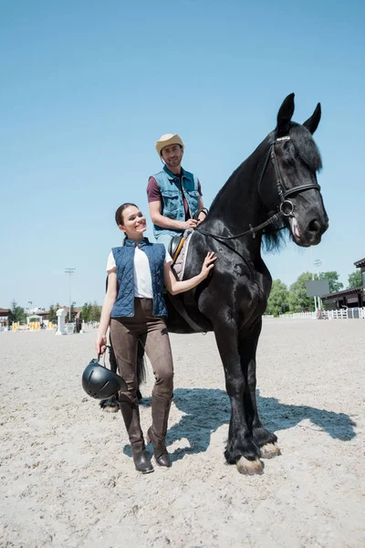 Jovem casal equitação cavalo — Fotografia de Stock