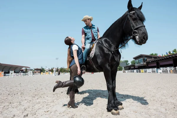 Jovem casal equitação cavalo — Fotos gratuitas