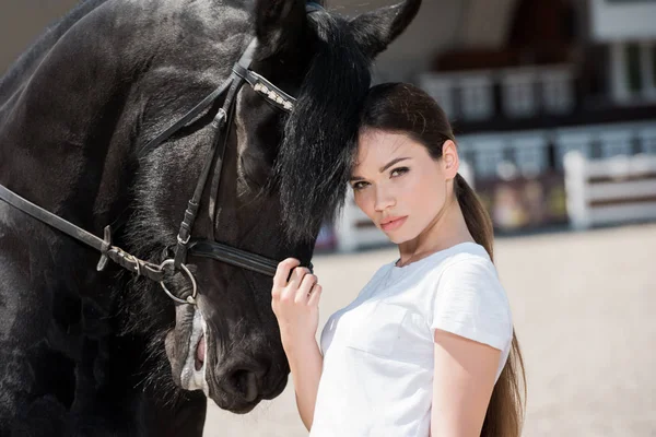 Mujer joven con caballo — Foto de Stock