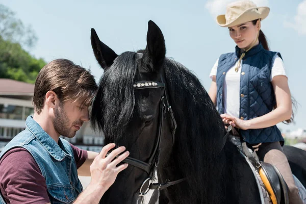 Pareja joven a caballo — Foto de Stock