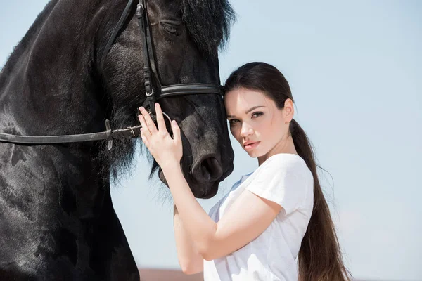 Jovem Mulher com cavalo — Fotografia de Stock