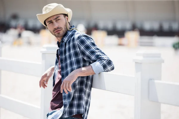 Bello uomo in cappello da cowboy — Foto Stock