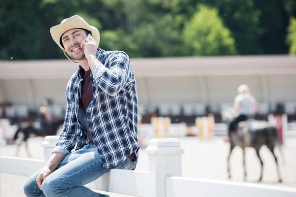 Mann benutzt Smartphone — Stockfoto