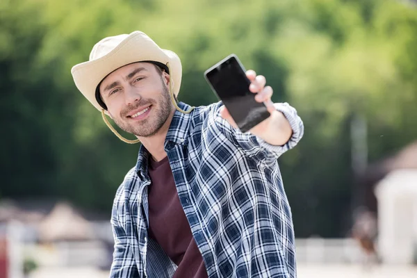 Mężczyzna korzystający ze smartfona — Zdjęcie stockowe