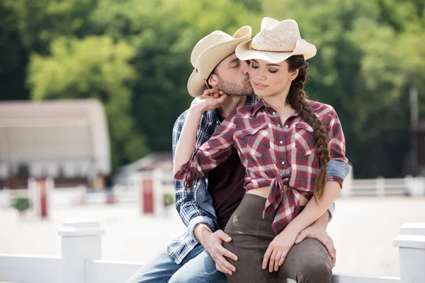 Jovem cowboy beijando sua namorada sensual — Fotografia de Stock