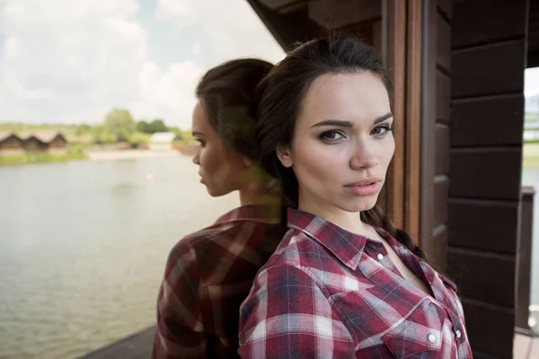 Menina branca bonita olhando para a câmera — Fotografia de Stock Grátis