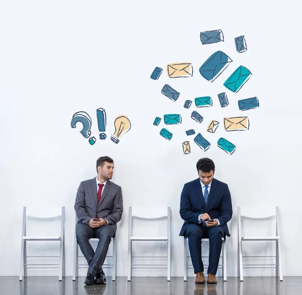 Empresários sentados em cadeiras — Fotografia de Stock